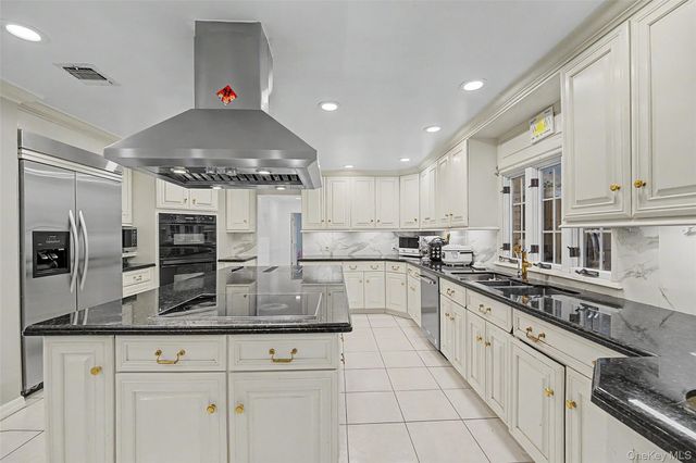 117 Plainview Road, Woodbury, NY 11797
