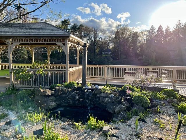 117 Plainview Road, Woodbury, NY 11797