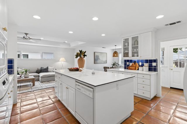 1330 Robertson Way, Sacramento, CA 95818