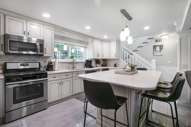 2209 Kingston Road, Waukegan, IL 60087