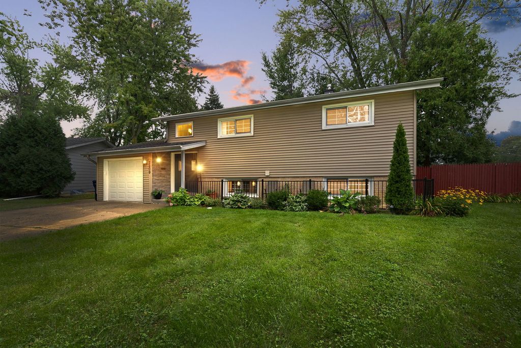2209 Kingston Road, Waukegan, IL 60087