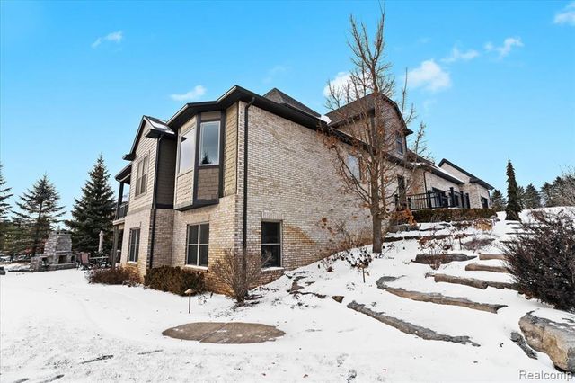 10511 Stoney Point Drive, South Lyon, MI 48178