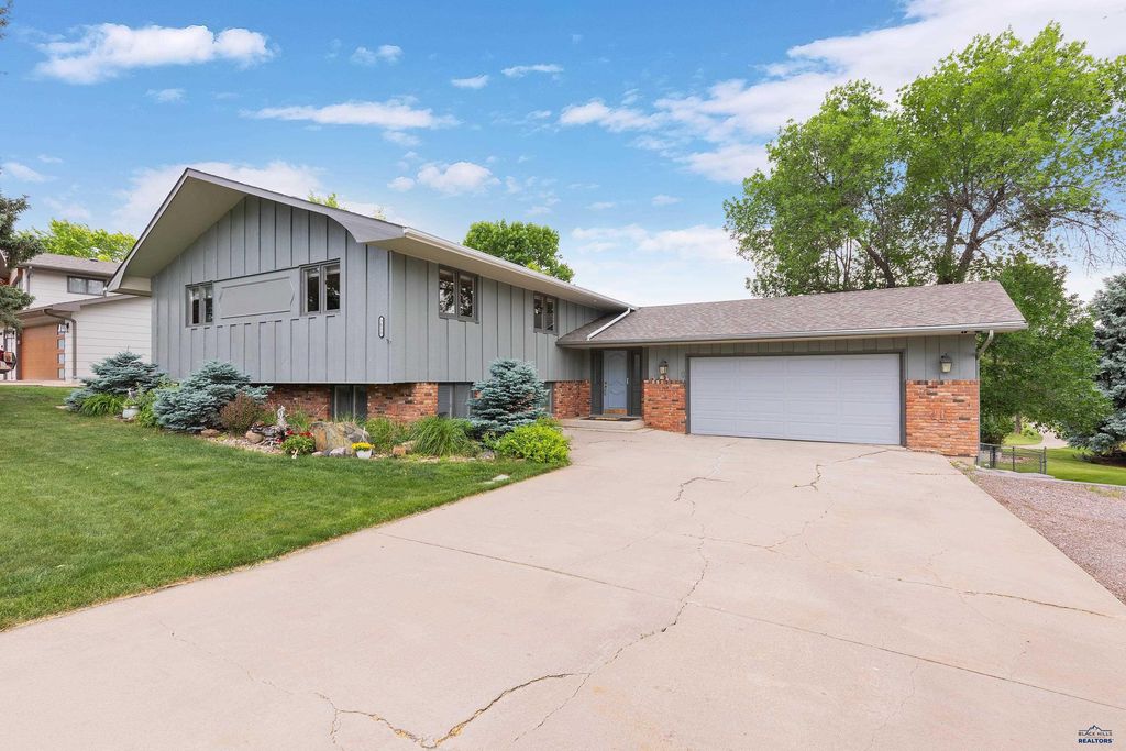3033 FLINT DR, Rapid City, SD 57702
