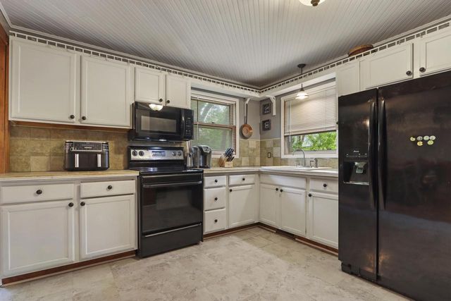621 Wilmot AVENUE, Twin Lakes, WI 53181