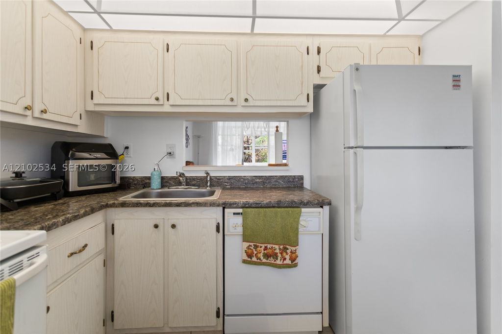 2998 NW 48th Ter 424, Lauderdale Lakes, FL 33313