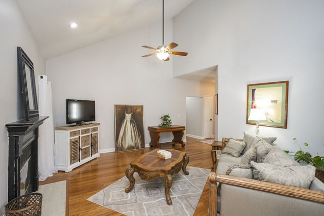 1004 Elmshade Ln, Nashville, TN 37211