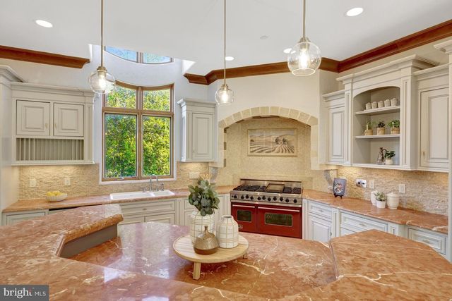 608 KENTLAND DR, Great Falls, VA 22066