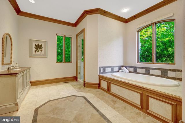 608 KENTLAND DR, Great Falls, VA 22066