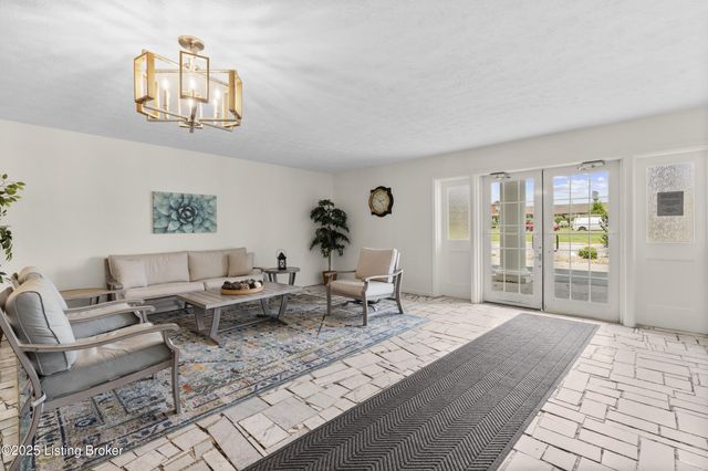 246 El Conquistador Pl, Louisville, KY 40220