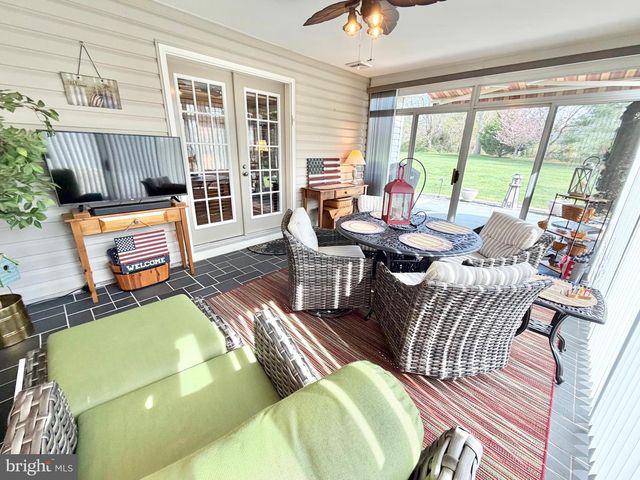 236 WAGON WHEEL LN, Columbus, NJ 08022