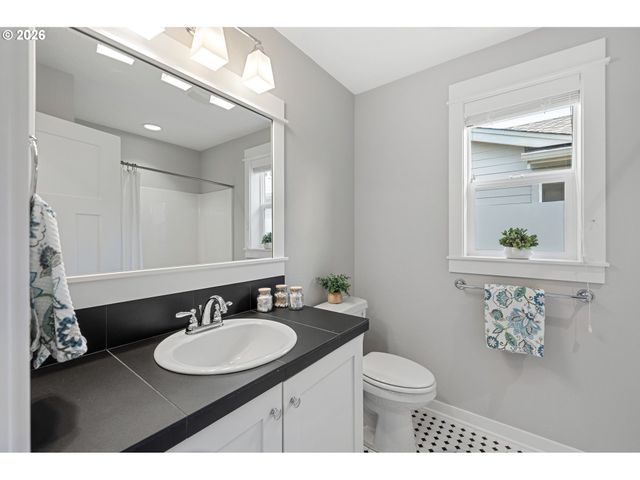 7456 N STOCKTON Ave, Portland, OR 97203