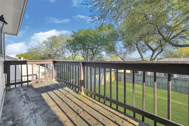 346 Lost Rock Drive, Houston, TX 77598