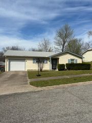 401 E 5th Place, Grove, OK 74344