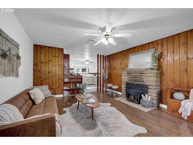 544 LOU GRAY Dr, Myrtle Creek, OR 97457