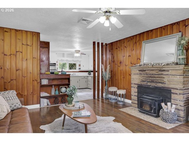 544 LOU GRAY Dr, Myrtle Creek, OR 97457