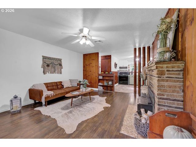 544 LOU GRAY Dr, Myrtle Creek, OR 97457