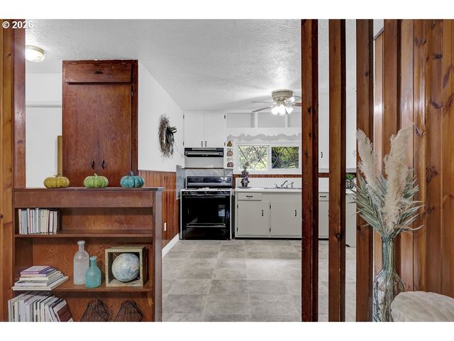 544 LOU GRAY Dr, Myrtle Creek, OR 97457