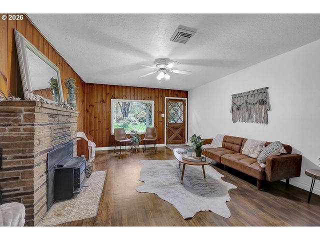 544 LOU GRAY Dr, Myrtle Creek, OR 97457