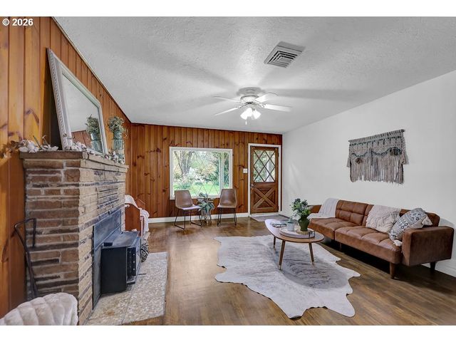 544 LOU GRAY Dr, Myrtle Creek, OR 97457