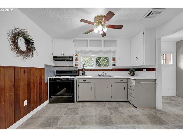 544 LOU GRAY Dr, Myrtle Creek, OR 97457