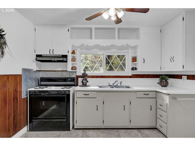 544 LOU GRAY Dr, Myrtle Creek, OR 97457