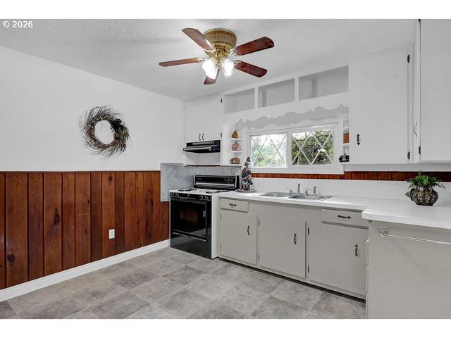 544 LOU GRAY Dr, Myrtle Creek, OR 97457