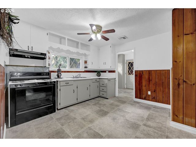 544 LOU GRAY Dr, Myrtle Creek, OR 97457