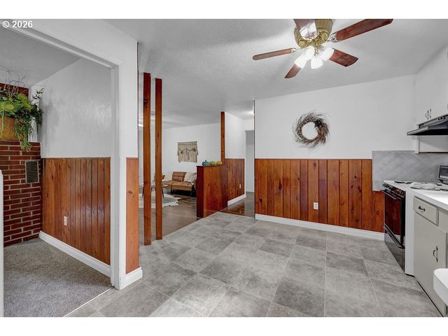 544 LOU GRAY Dr, Myrtle Creek, OR 97457