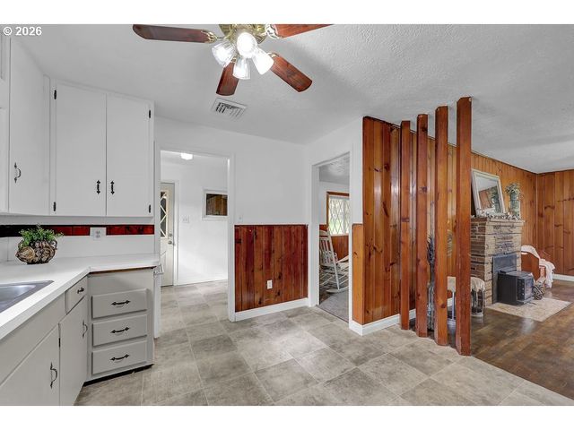 544 LOU GRAY Dr, Myrtle Creek, OR 97457