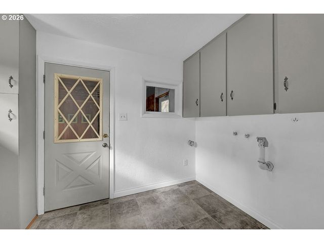 544 LOU GRAY Dr, Myrtle Creek, OR 97457