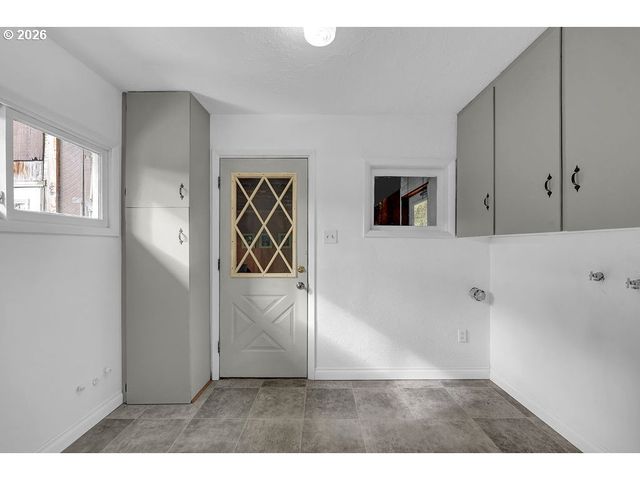 544 LOU GRAY Dr, Myrtle Creek, OR 97457