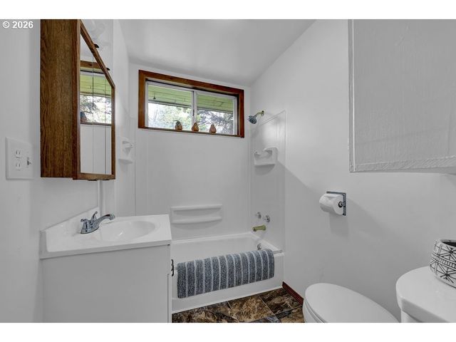 544 LOU GRAY Dr, Myrtle Creek, OR 97457