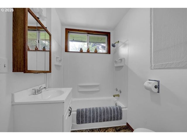 544 LOU GRAY Dr, Myrtle Creek, OR 97457