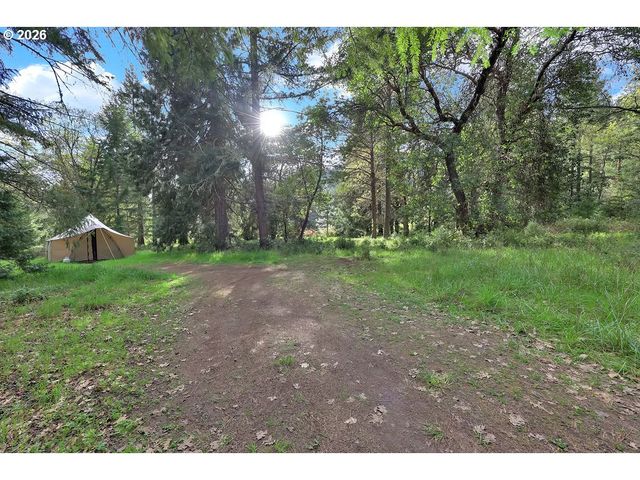 544 LOU GRAY Dr, Myrtle Creek, OR 97457