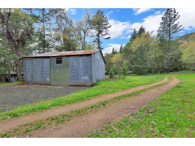 544 LOU GRAY Dr, Myrtle Creek, OR 97457