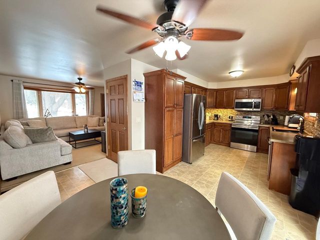 1712 THELEN AVENUE, Kaukauna, WI 54130