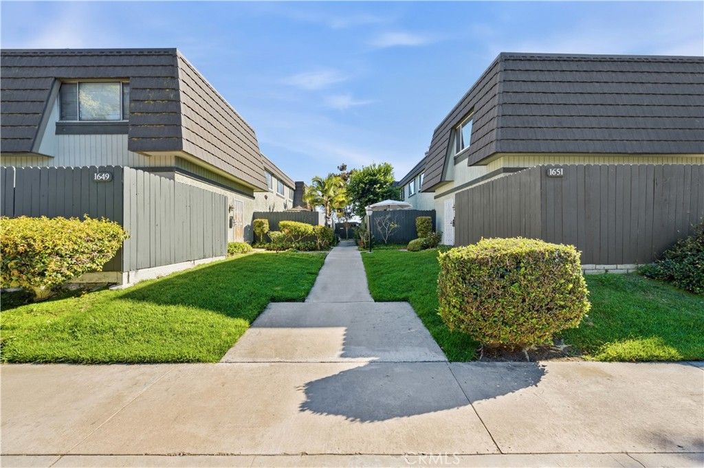 Image 3 of property listing at 1651 Iowa Street C, Costa Mesa, CA 92626