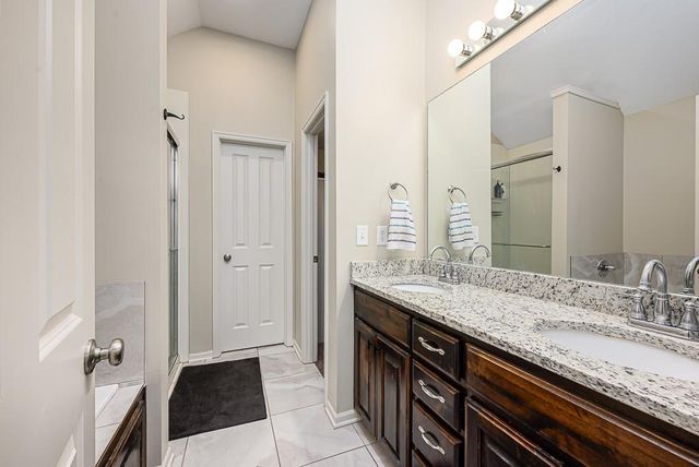 836 N Oak Terrace, Tonganoxie, KS 66086