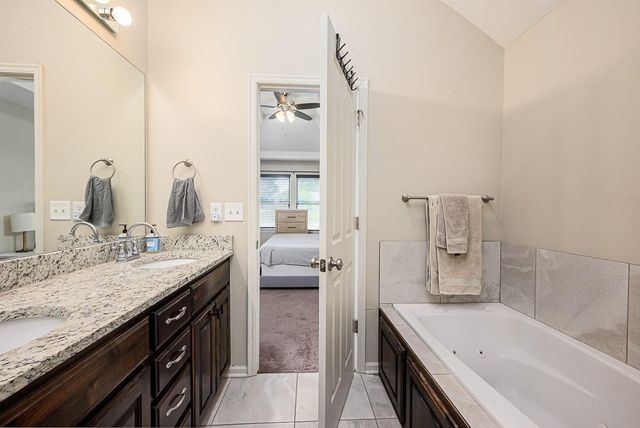 836 N Oak Terrace, Tonganoxie, KS 66086