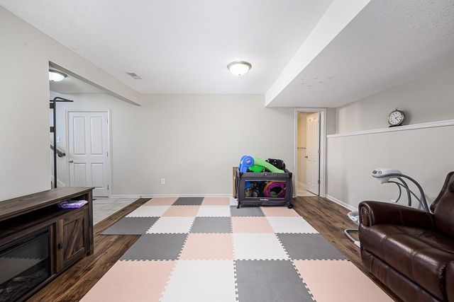 836 N Oak Terrace, Tonganoxie, KS 66086