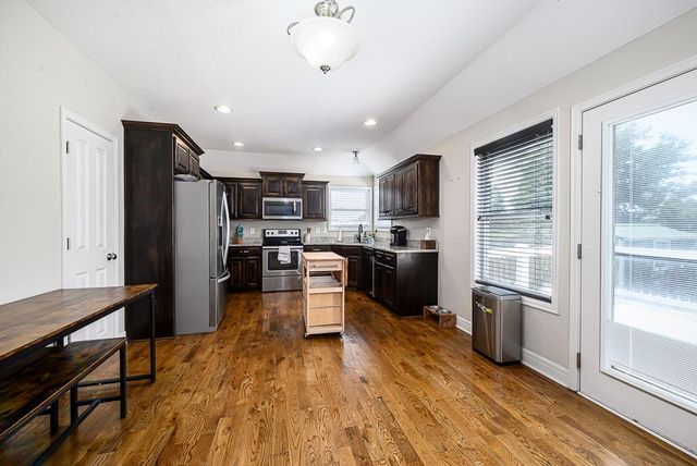 836 N Oak Terrace, Tonganoxie, KS 66086