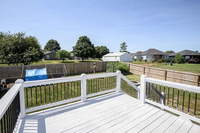 836 N Oak Terrace, Tonganoxie, KS 66086