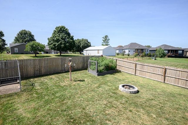 836 N Oak Terrace, Tonganoxie, KS 66086