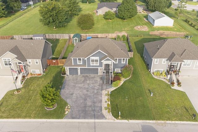 836 N Oak Terrace, Tonganoxie, KS 66086