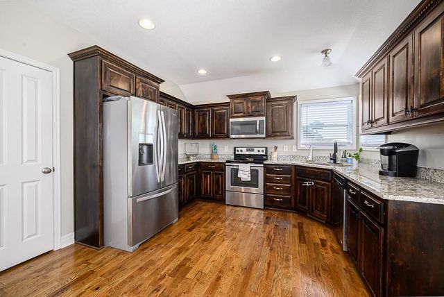 836 N Oak Terrace, Tonganoxie, KS 66086