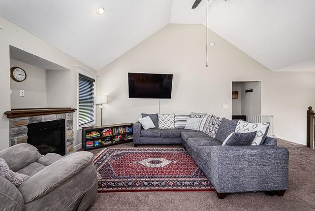 836 N Oak Terrace, Tonganoxie, KS 66086