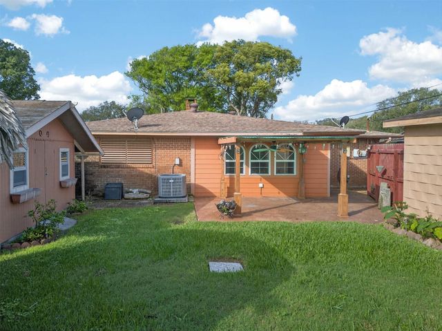 22 Willow Lane, Galveston, TX 77551