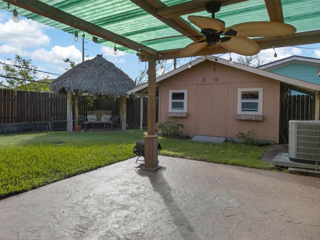 22 Willow Lane, Galveston, TX 77551