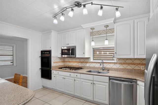 22 Willow Lane, Galveston, TX 77551