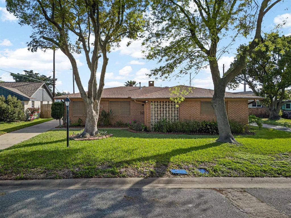 22 Willow Lane, Galveston, TX 77551